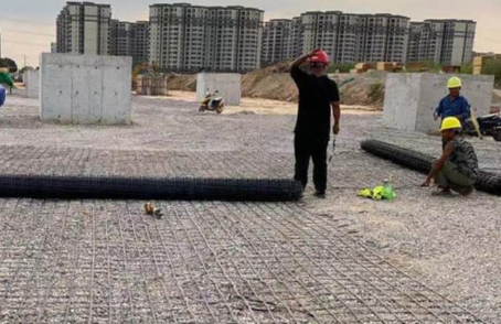 谢家集土工格栅铺设前地基要怎么处理？